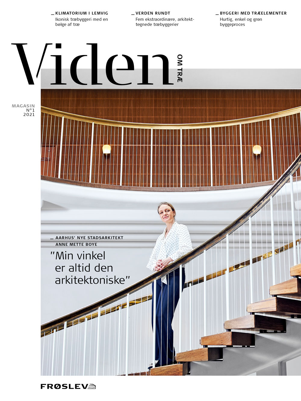 Kvinde står på en trappe i en moderne bygning med træelementer, overskiften Viden Om Træ