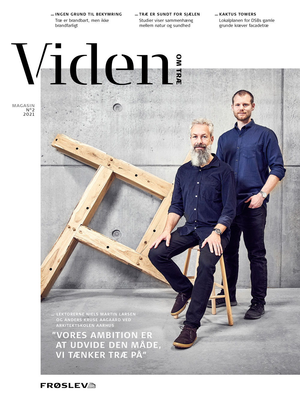 To mænd poserer foran et stort træstativ for Viden om Træ Magasin 2021
