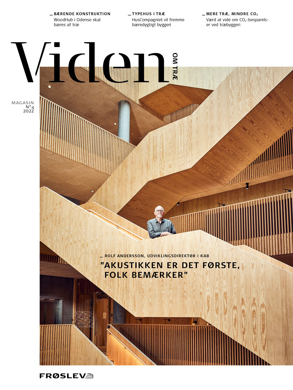 Forside af Viden om Træ magasin med Rolf Andersson fra KAB stående på en trappe i træbygning