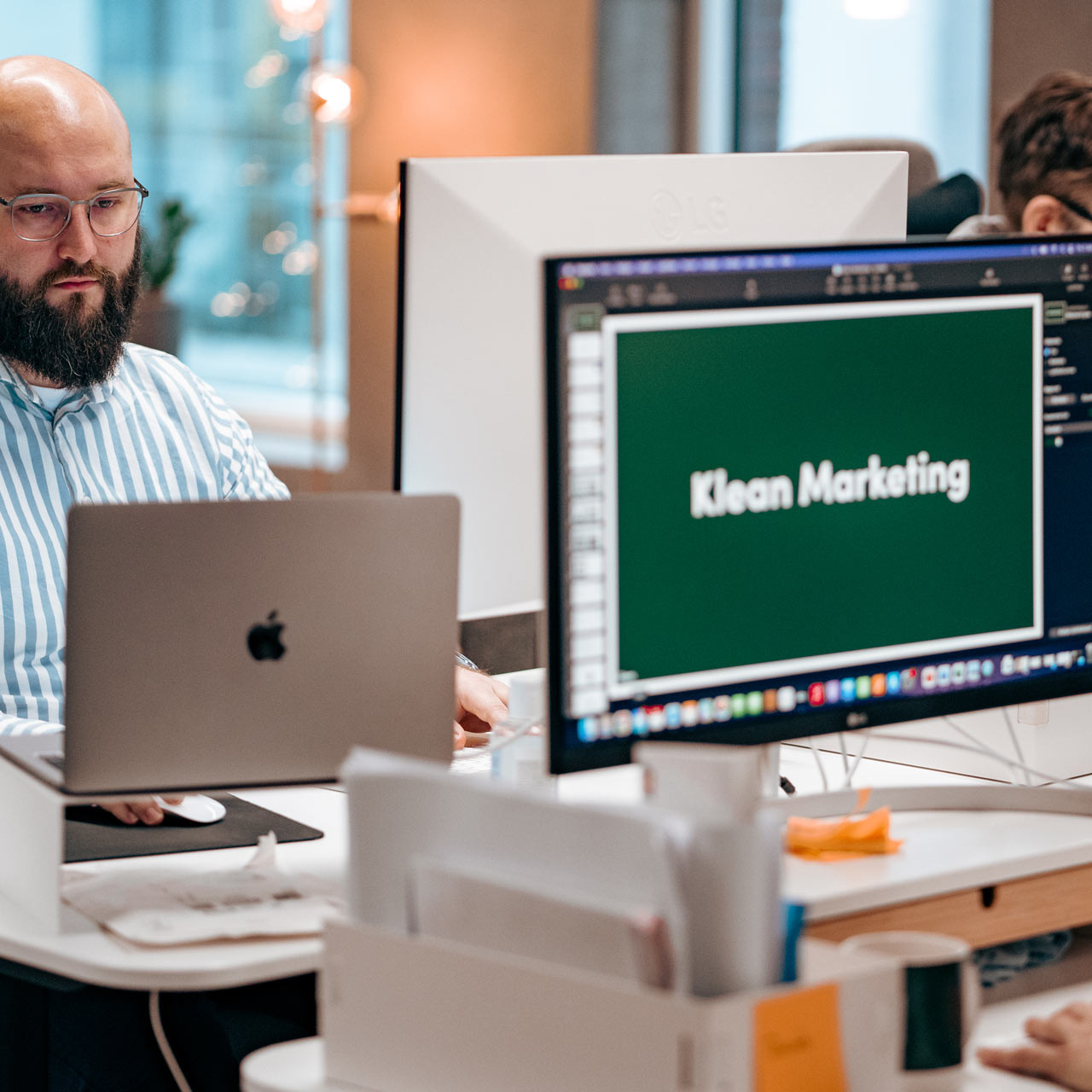 Emil klarer digital marketingopgaver for store og små kunder — BTB såvel som BTC.