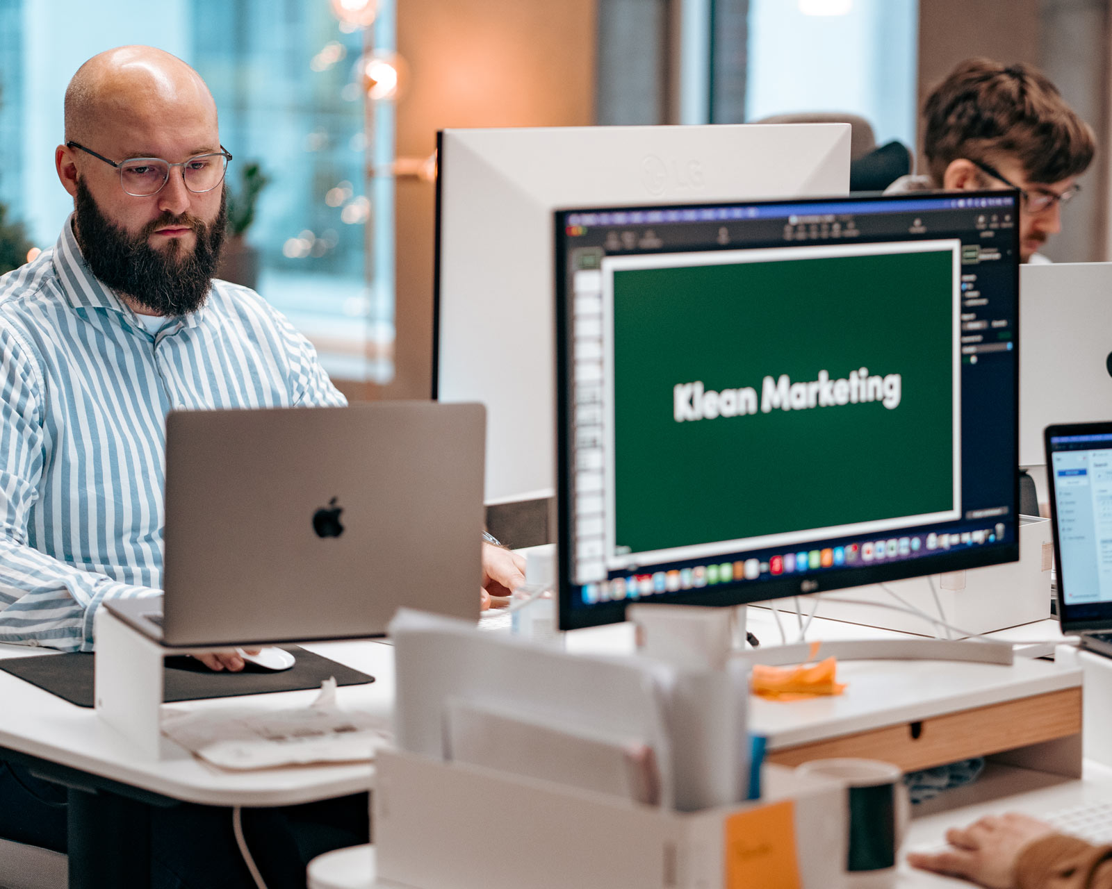 Emil klarer digital marketingopgaver for store og små kunder — BTB såvel som BTC.