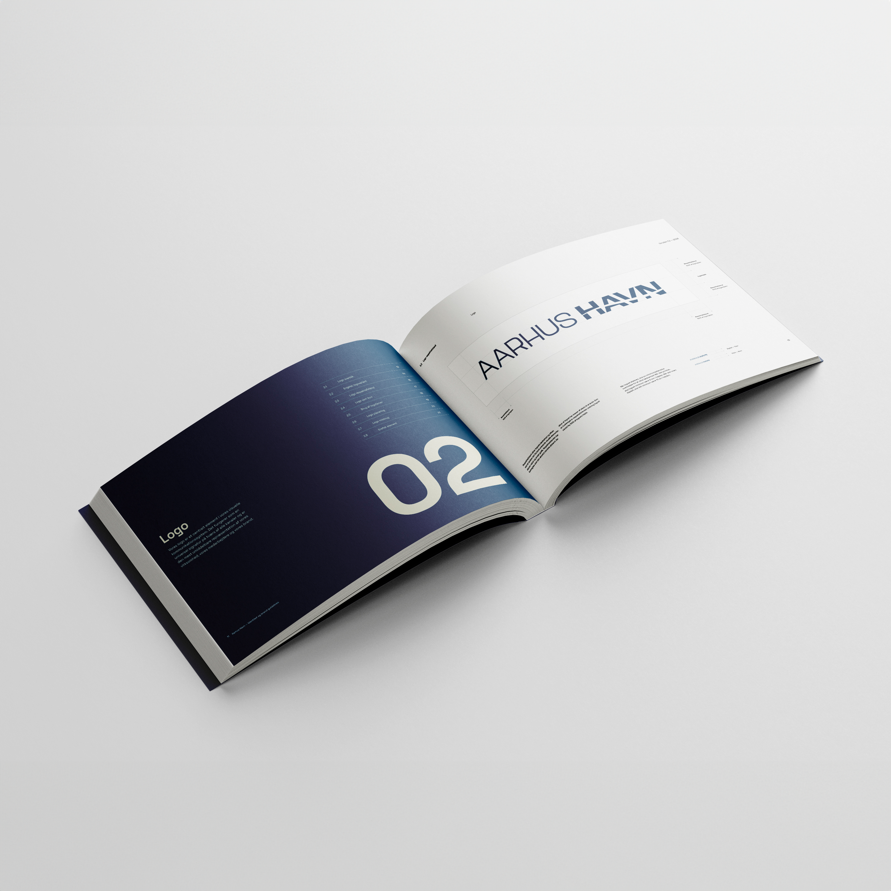 En åben brochure, der viser en side med overskriften 'AARHUS HAVN' og en grafisk præsentation af et logo