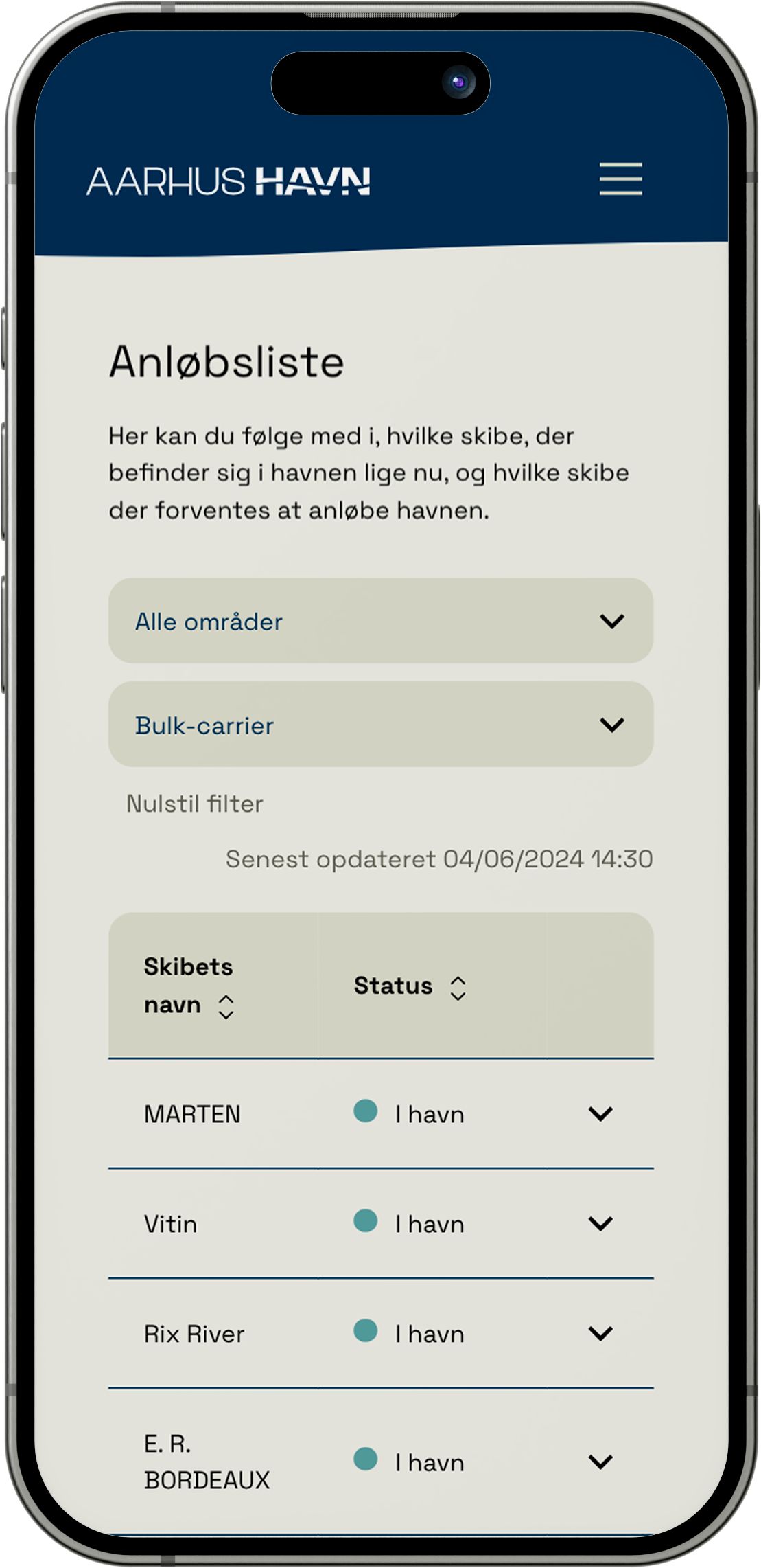 Mobilapp viser en anløbsliste for Aarhus Havn med skibenes navne og statusser.