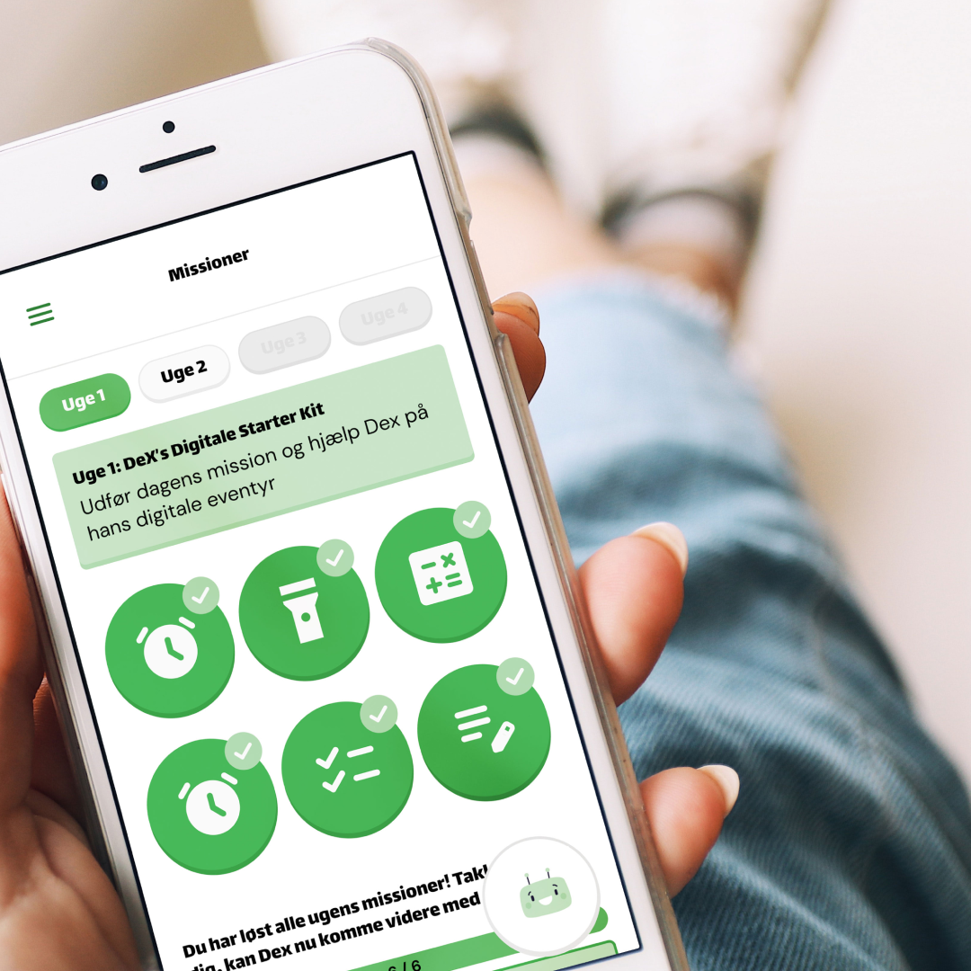 Persona holder smartphone med appens missionsskærm åbent