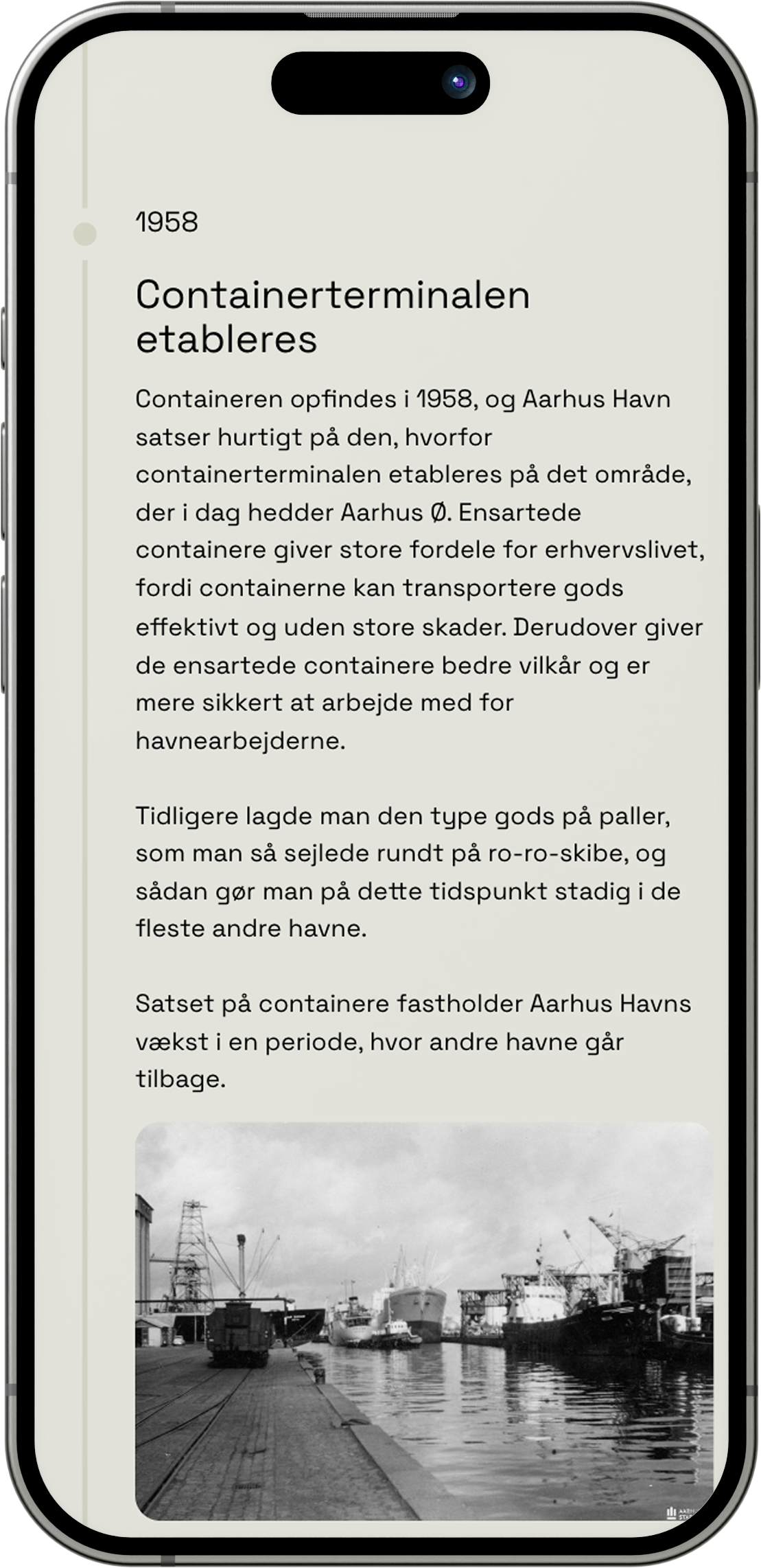 Beskrivelse af containerterminalens etablering på Aarhus Havn i 1958 vist på en smartphone-skærm