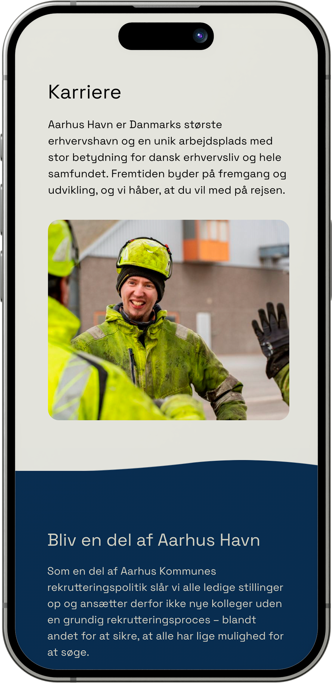 Smilende arbejder i gult sikkerhedstøj på Aarhus Havn